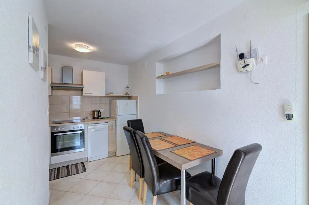 Jelka Nv 2 - Apartment For 4 Persons With Terrace And Private Parking Novi Vinodolski